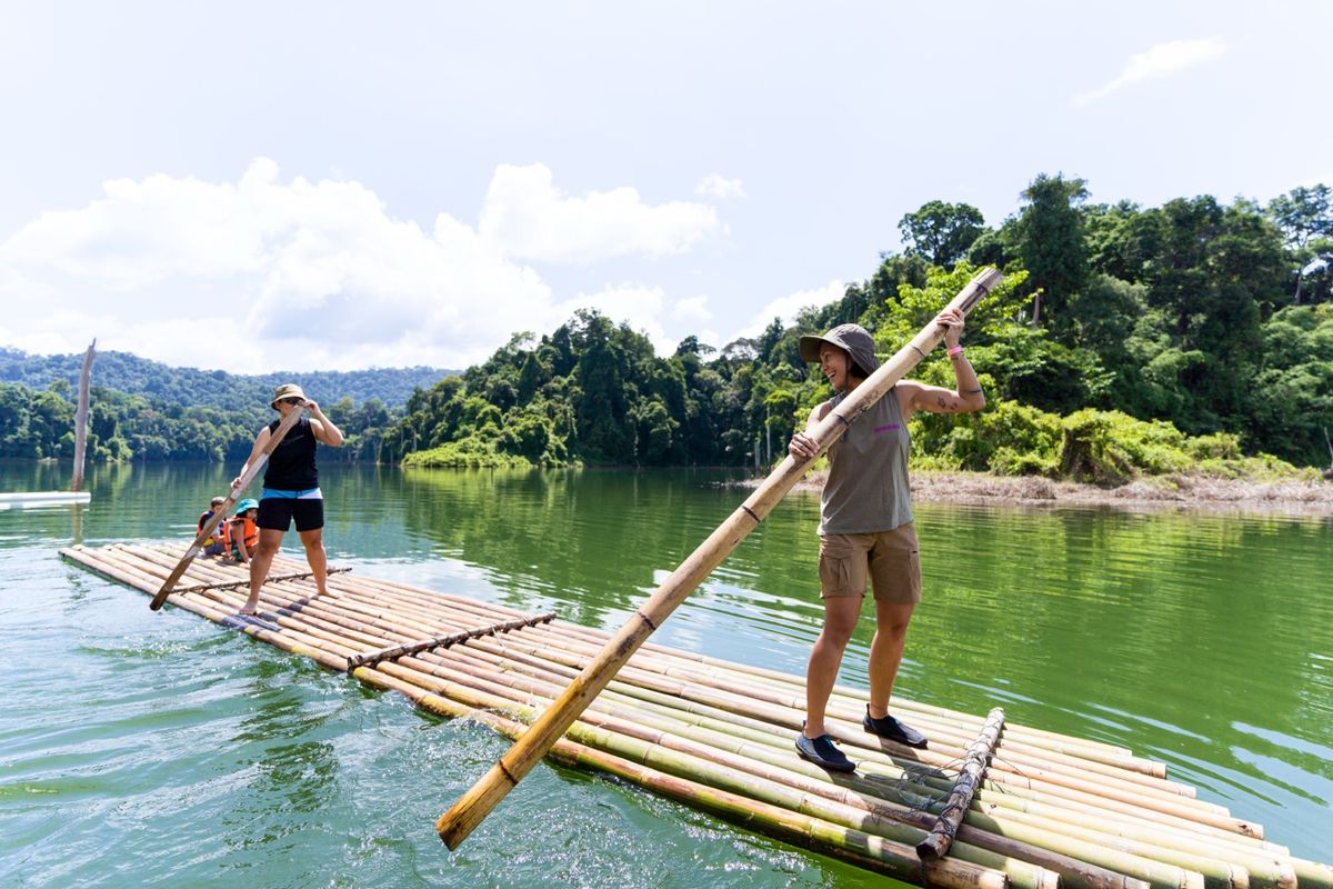 Bamboo rafting en famille dans la jungle