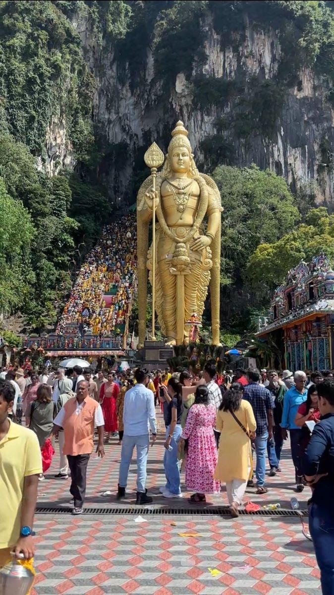 Batu Caves statue dorée