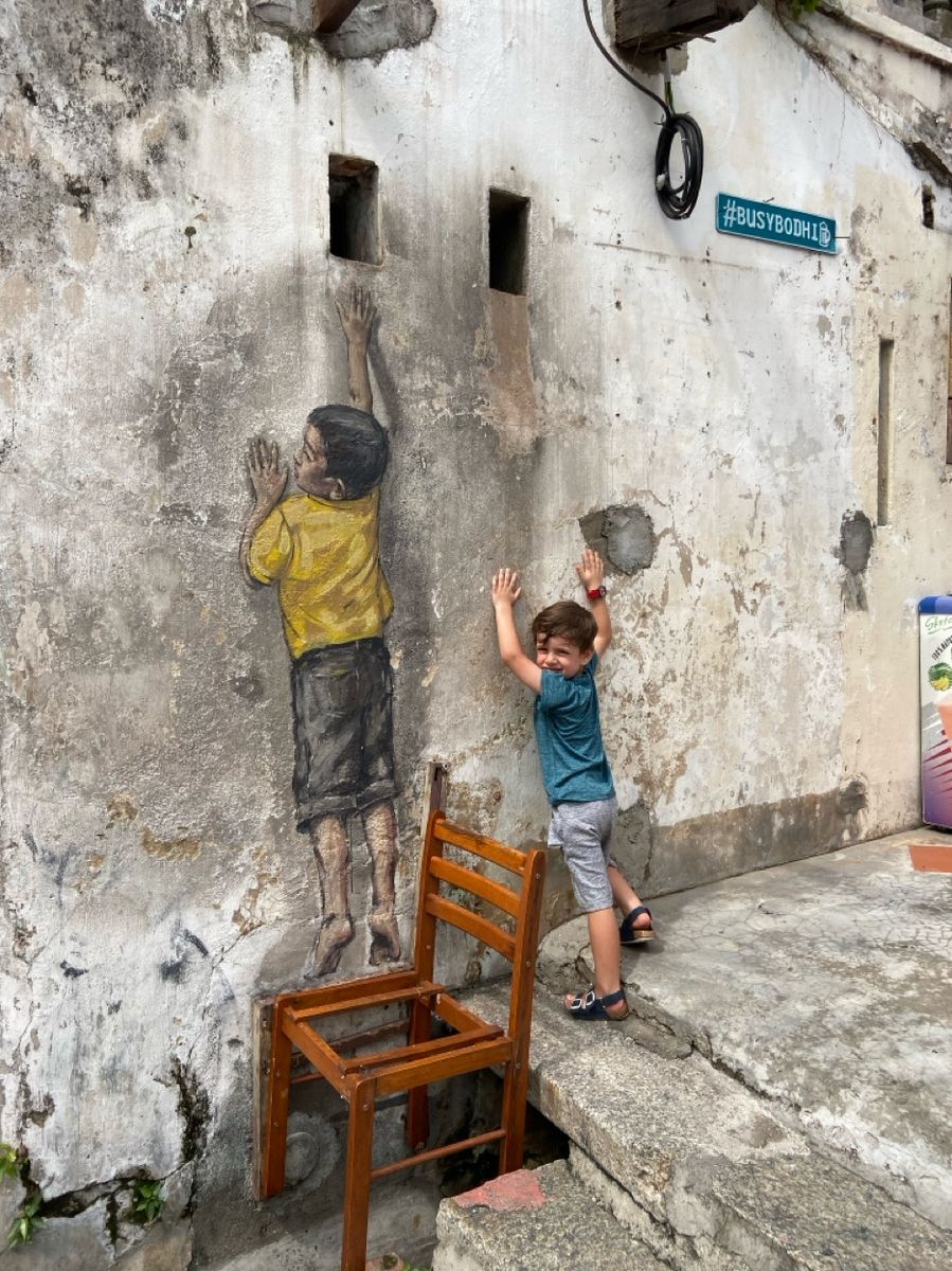 Enfant devant le street art Penang